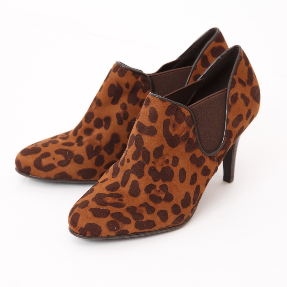 Animal print leopard print chocolate brown Impo heeled bootie 6.5